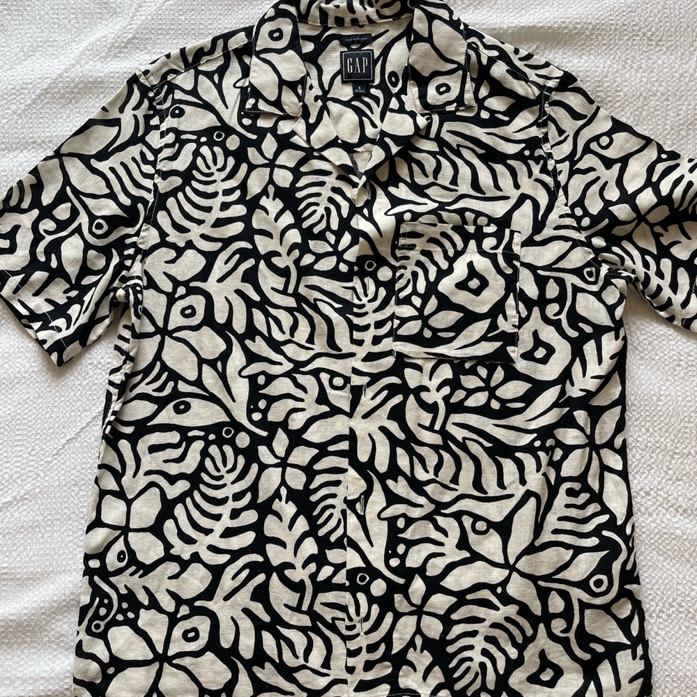 GAP Men's Black and White Patterned Shirt